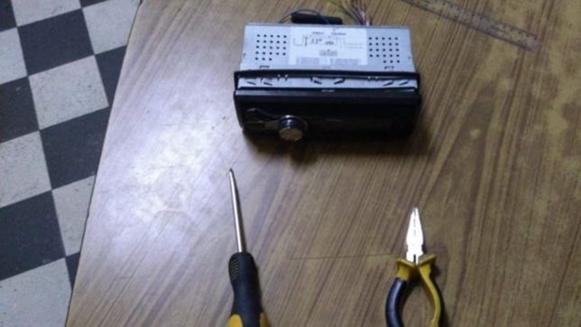 detuvieron a un ladron que robaba estereos abriendo los autos con un destornillador
