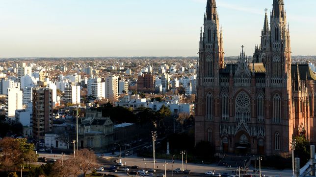 un disenador grafico fue detenido por vender cocaina frente a la catedral de la plata