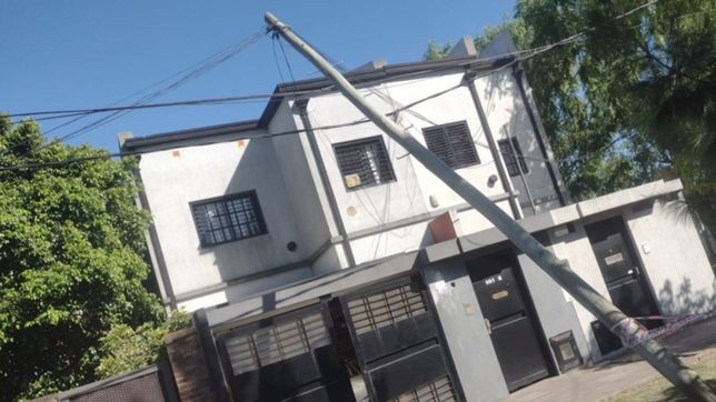 al borde de la tragedia: el viento tumbo un poste y casi se cae encima de una casa