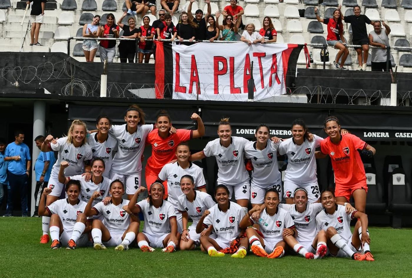 Newells Femenino Festejo La Plata.jpg