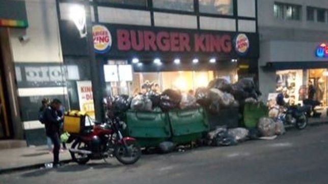 denuncio que burger king lleno de basura la calle y le cerraron la cuenta de twitter