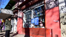 tras 40 anos, cierra sus persianas una perfumeria de la plata y liquida todos sus productos