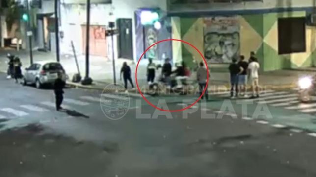 video: motociclistas esquivaron un control en la plata y casi atropellan a los agentes