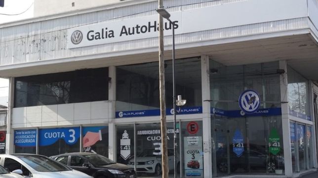 entraron a una concesionaria de la plata, robaron un auto y huyeron destrozando el frente