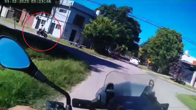 un policia motorizado grabo una increible persecucion en la plata por una moto robada