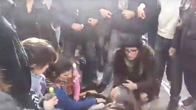 el impactante video de un grupo de platenses impidiendo la detencion de un senegales