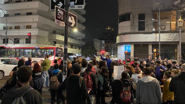 cacerolazo en pleno centro: decenas de vecinos se manifestaron contra la ley bases