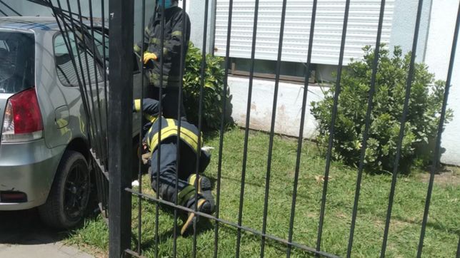 brutal choque en berisso: viajaba con las hijas, despisto y se incrusto contra una casa