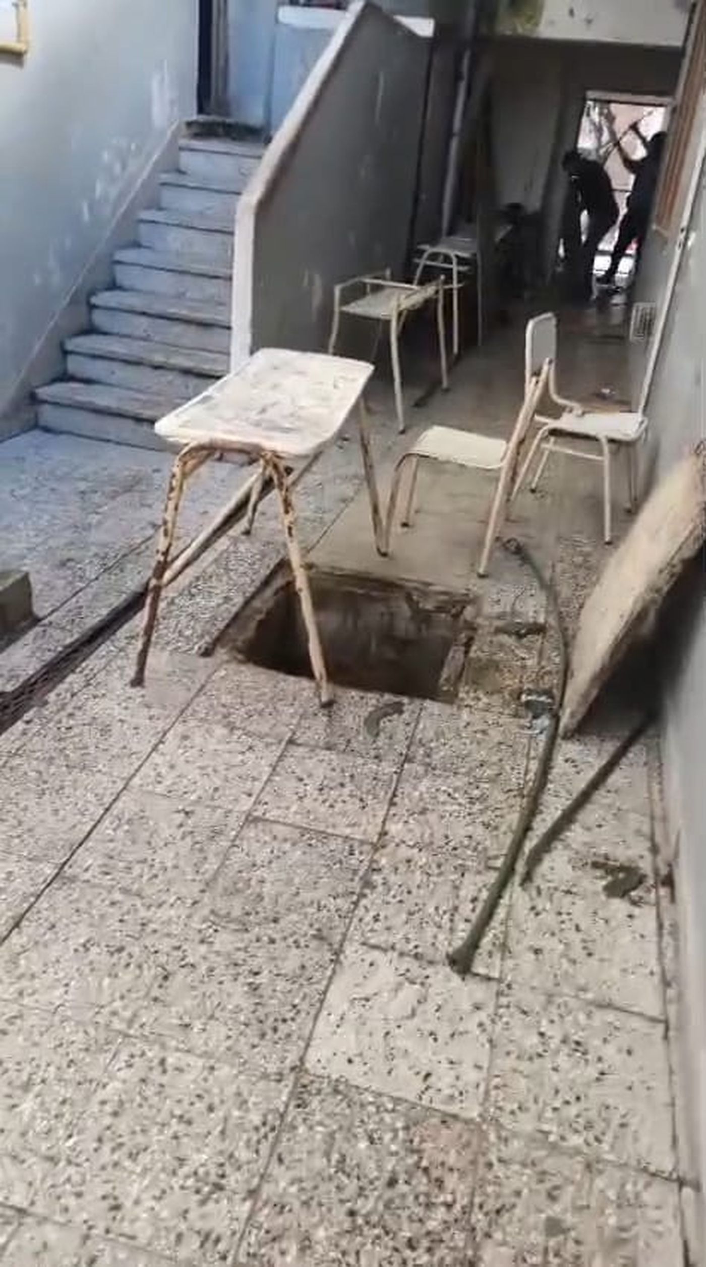 Estudiantes y docentes de la escuela de La Plata contin&uacute;an las clases en medio de l&iacute;quidos cloacales