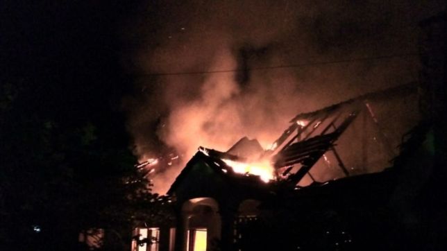 fuego y drama en city bell: se incendio una casa por completo