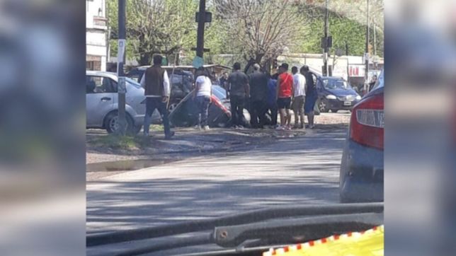 una camioneta perdio el control y termino incrustada en una zanja en camino belgrano
