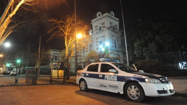cortes, acampe y la gobernacion blindada por una guardia policial tras la represion a trabajadores del astillero