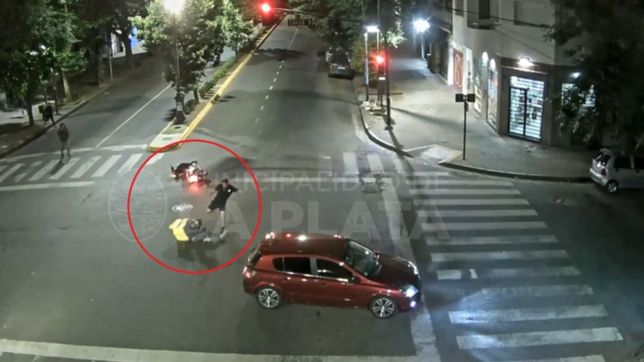 video: un repartidor cruzo en rojo, choco contra un auto y recibio una paliza en la plata