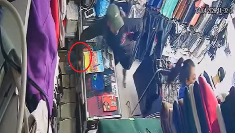Se hizo pasar por cliente en un local de ropa de Los Hornos, distrajo a la empleada y le robó el celular Se hizo pasar por cliente en un local de ropa de Los Hornos, distrajo a la empleada y le robó el celular