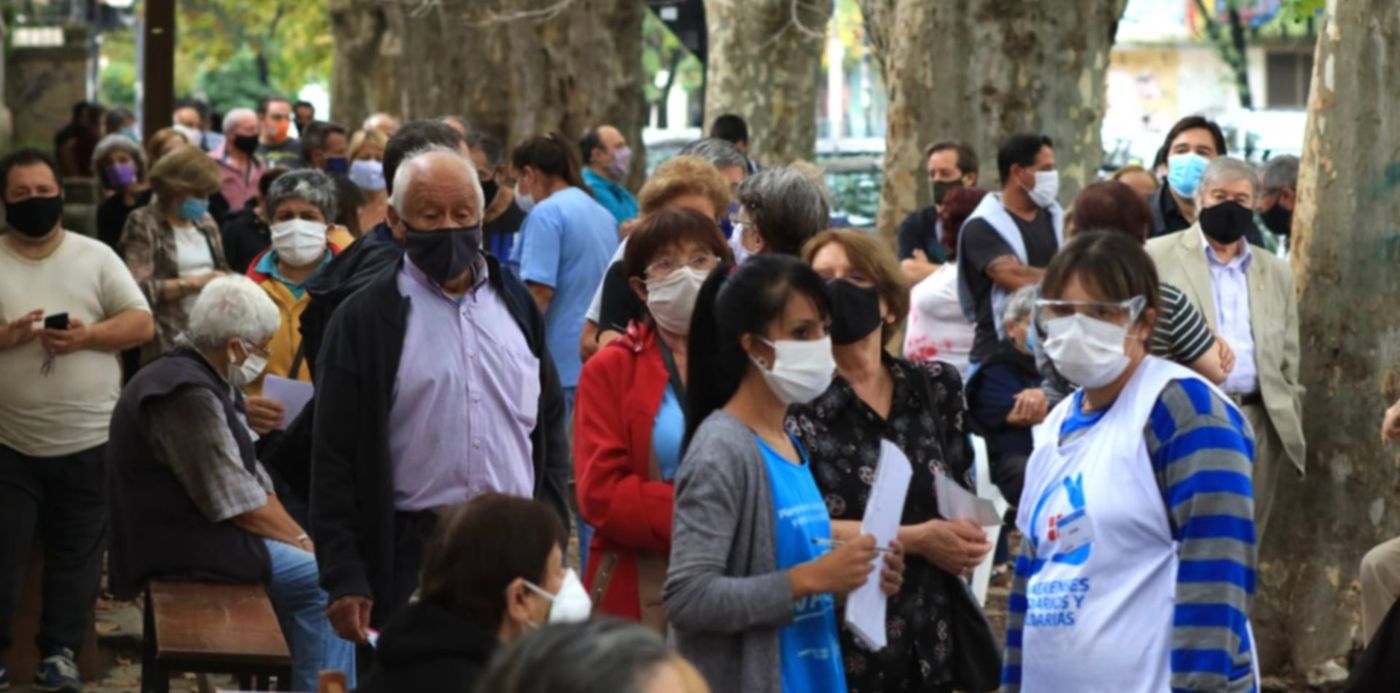 gente con barbijos fila vacunación