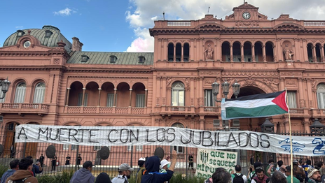 La bandera de Gimnasia que llegó a las rejas de la Casa Rosada