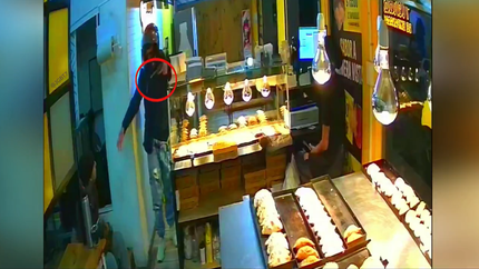 Delincuentes armados robaron en un local de Tienda de Empanadas que está a la vuelta de una comisaría