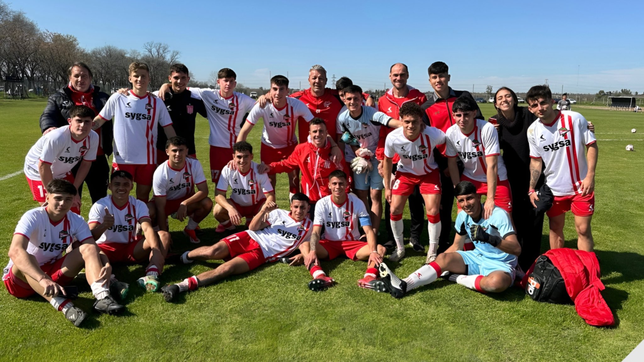 los hinchas de estudiantes se juntan para hacer un recibimiento inolvidable