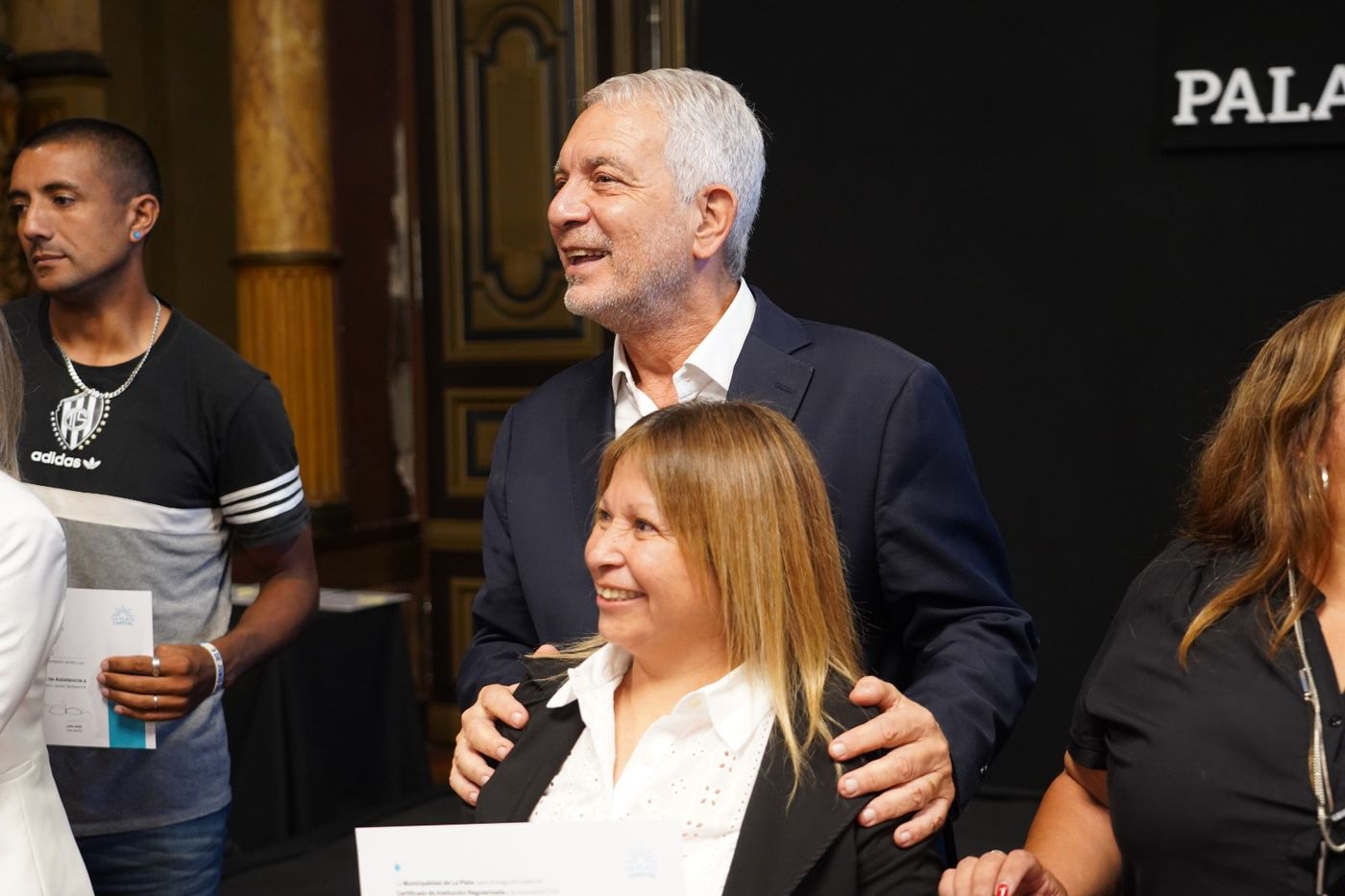 El intendente de La Plata junto a representantes de instituciones civiles
