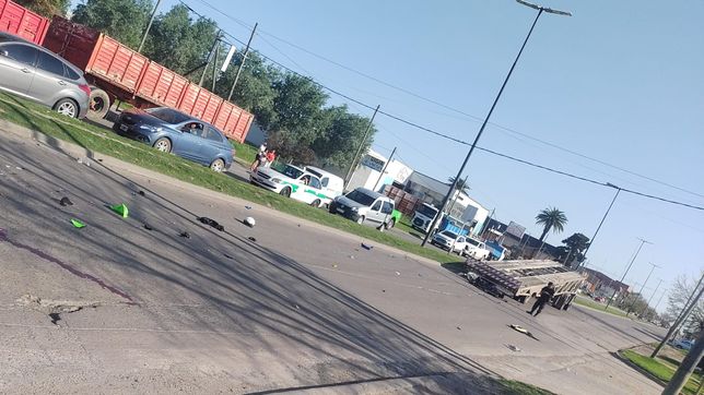 un motociclista murio tras chocar contra un camion y su acompanante esta grave
