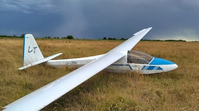 tension por el aterrizaje de emergencia de un planeador en un campo de la plata