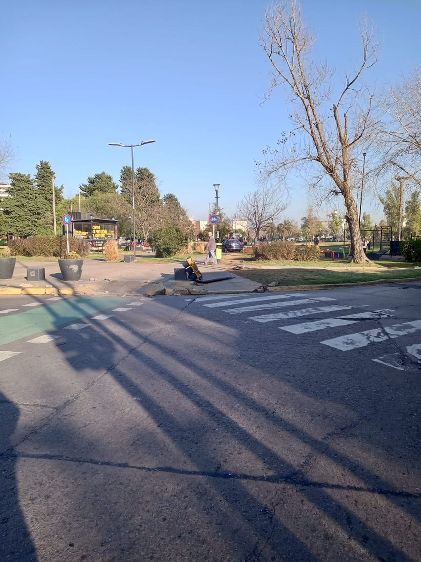 El auto terminó frente a una garita de seguridad de la Municipalidad de La Plata
