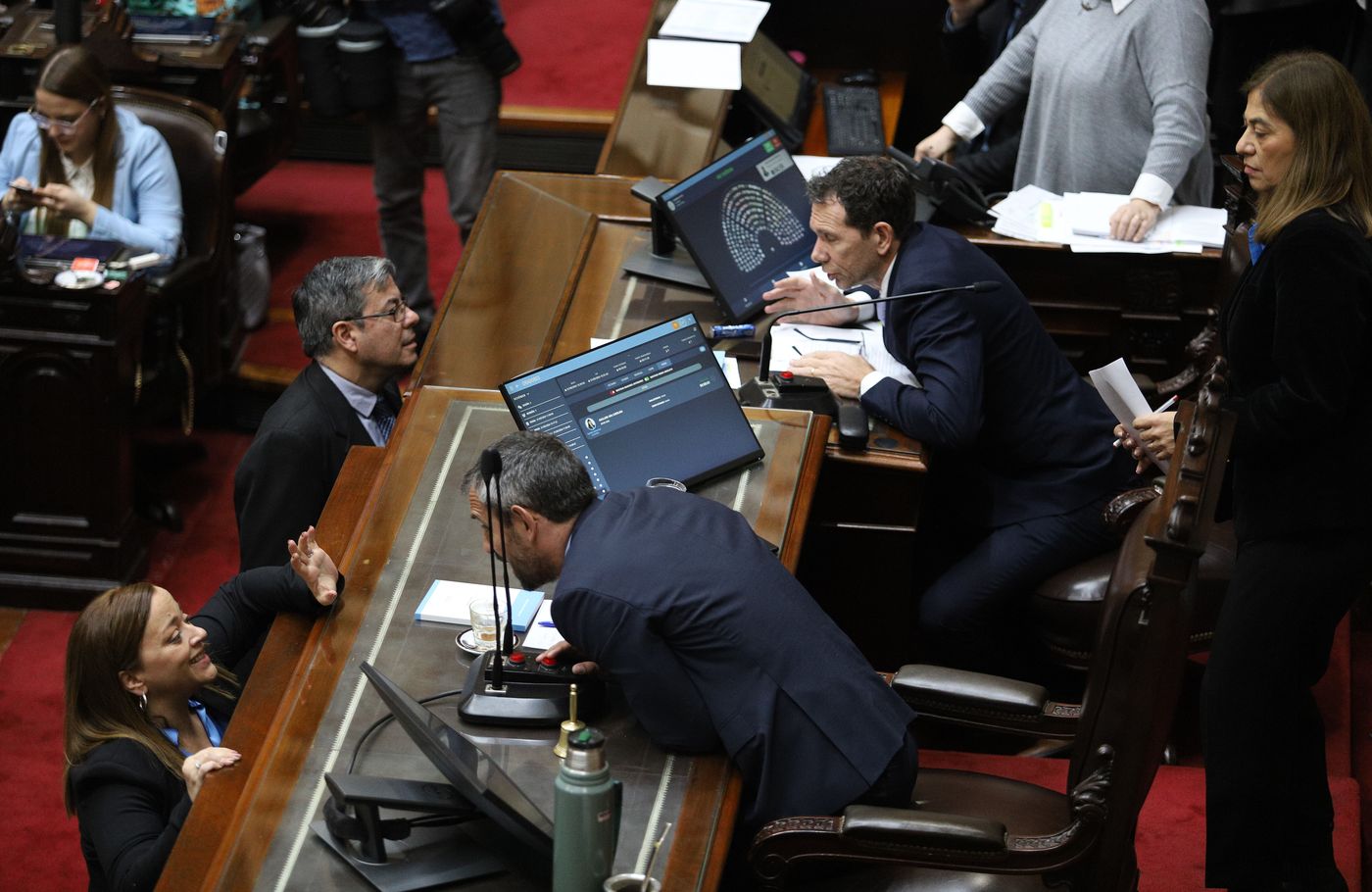 El presidente de la C&aacute;mara de Diputados Mart&iacute;n Menem en un cruce con Cecilia Moreau, de Uni&oacute;n por la Patria