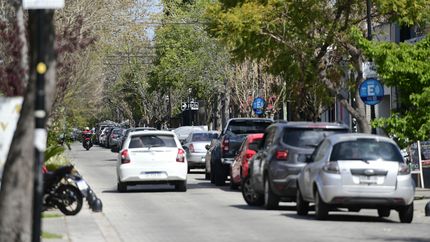 Buscan prohibir el estacionamiento en dos calles clave de City Bell