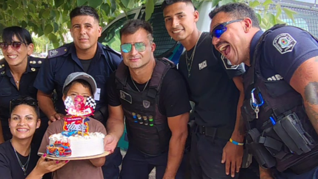 policias de la plata le festejaron el cumpleanos a un nene que pedia monedas en la calle