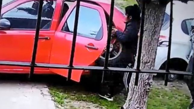 video: asi actua una pareja de robaruedas que tiene en vilo a city bell