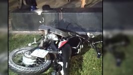 un joven lucha por su vida tras chocar con su moto contra un enorme bloque de cemento un joven lucha por su vida tras chocar con su moto contra un enorme bloque de cemento