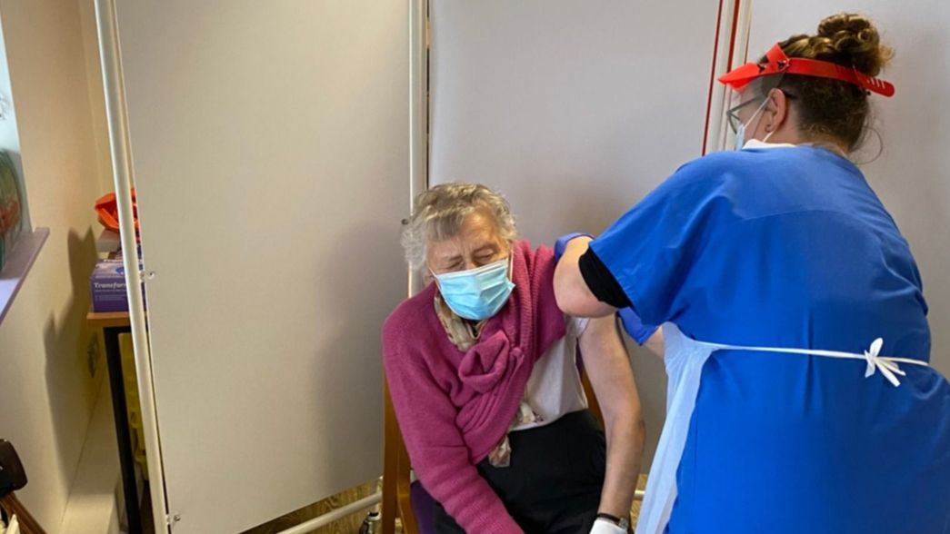 Las claves que evalúa el Gobierno para completar la vacunación en mayores de 60 años