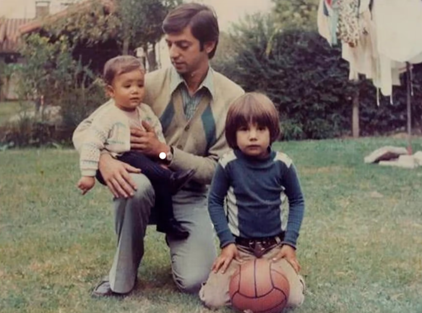 Jorge Moura con sus hijos Federico y Clarisa. A Lucía no llegó a conocerla. (Foto: Roque Di Pietro)