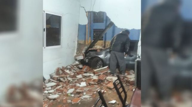 un conductor perdio el control de su auto y termino incrustado en una casa de la plata