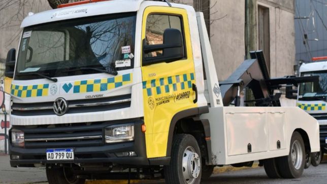llegaron las gruas de acarreo y empiezan a levantar autos en infraccion en la plata