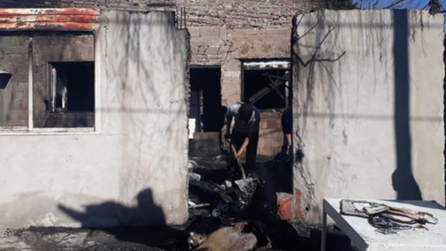 se quemaron dos casas en villa elvira, perdieron todo y piden ayuda para volver a empezar