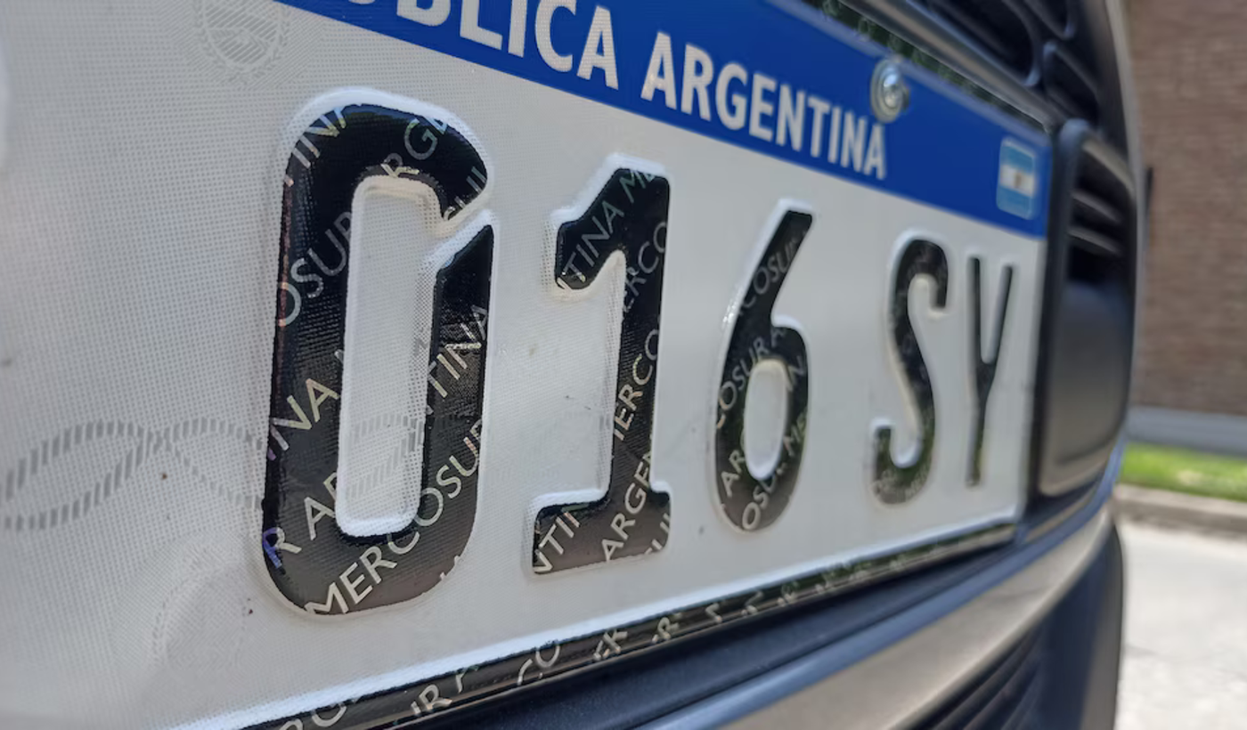 Más de 600.000 vehículos todavía circulan en Argentina sin patente definitiva, pese a que el Gobierno asegura haber normalizado su entrega