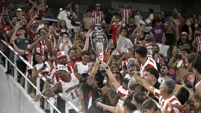 veron festejo el titulo de estudiantes en la tribuna y se fundio en un abrazo con los hinchas
