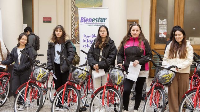 la unlp entrego 50 bicicletas que los estudiantes universitarios podran utilizar hasta que se reciban