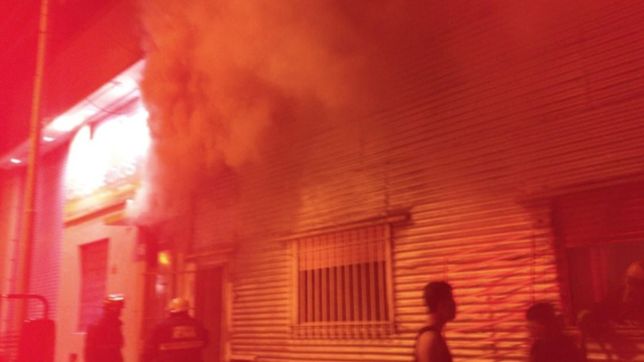 tension en ensenada: se incendio una casa y los bomberos tuvieron que rescatar a una joven