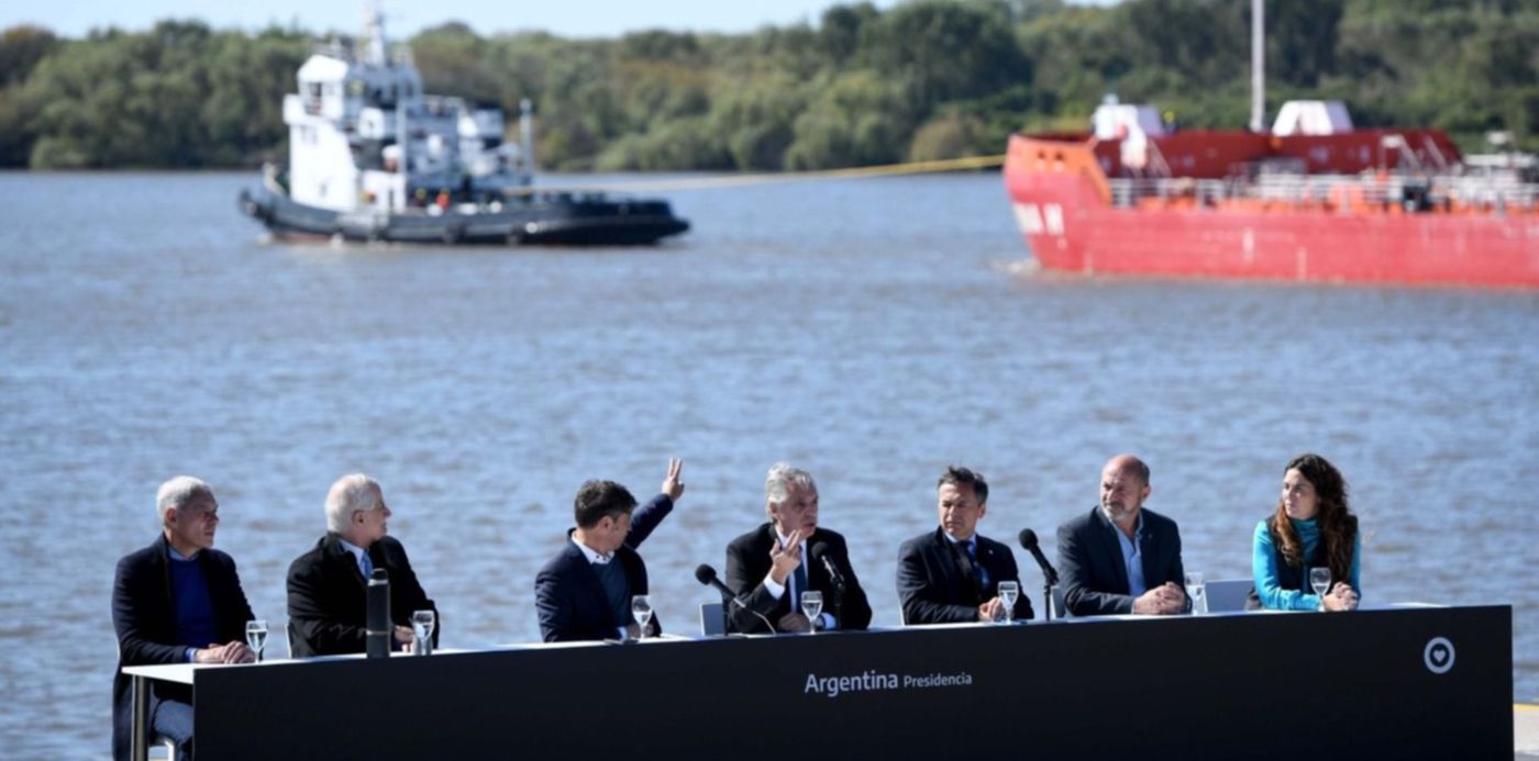 Alberto Fernández y Axel Kicillof en la licitación del Canal Magdalena