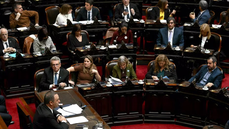 ¿Qué es la moción de censura que buscan activar con Manuel Adorni?