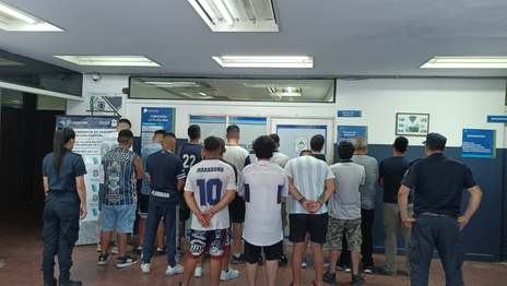 Detuvieron a 23 hinchas de Gimnasia y hubo 12 policías heridos tras los incidentes en el Bosque Detuvieron a 23 hinchas de Gimnasia y hubo 12 policías heridos tras los incidentes en el Bosque