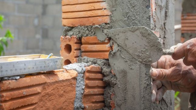 un albanil fue alcanzado por un rayo y murio