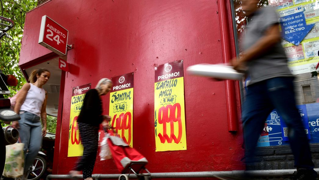 Por la suba de alimentos y servicios, la inflación de febrero superaría a la de enero