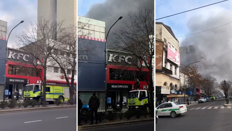 Se prendió fuego el KFC de La Plata, cortaron la avenida 7 y trabajan para controlar las llamas Se prendió fuego el KFC de La Plata, cortaron la avenida 7 y trabajan para controlar las llamas