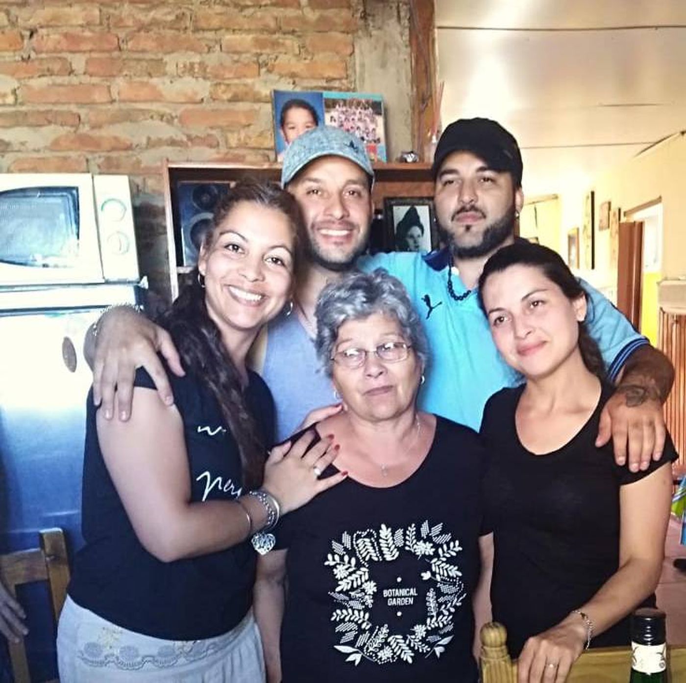 Walter Armand, de gorra negra, con sus hermanos, Milton, Andrea y Laura y su mamá Nieves.