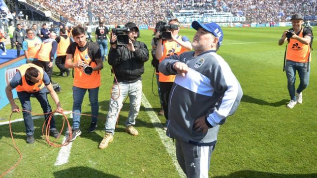 el emotivo regalo de navidad que maradona le hizo al papa de un jugador de gimnasia
