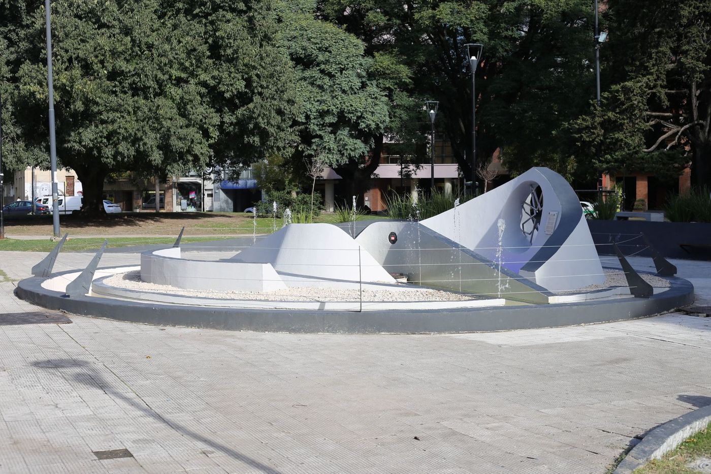 El Municipio restaura 29 fuentes históricas de La Plata con nuevas instalaciones, iluminación LED y equipamiento moderno.