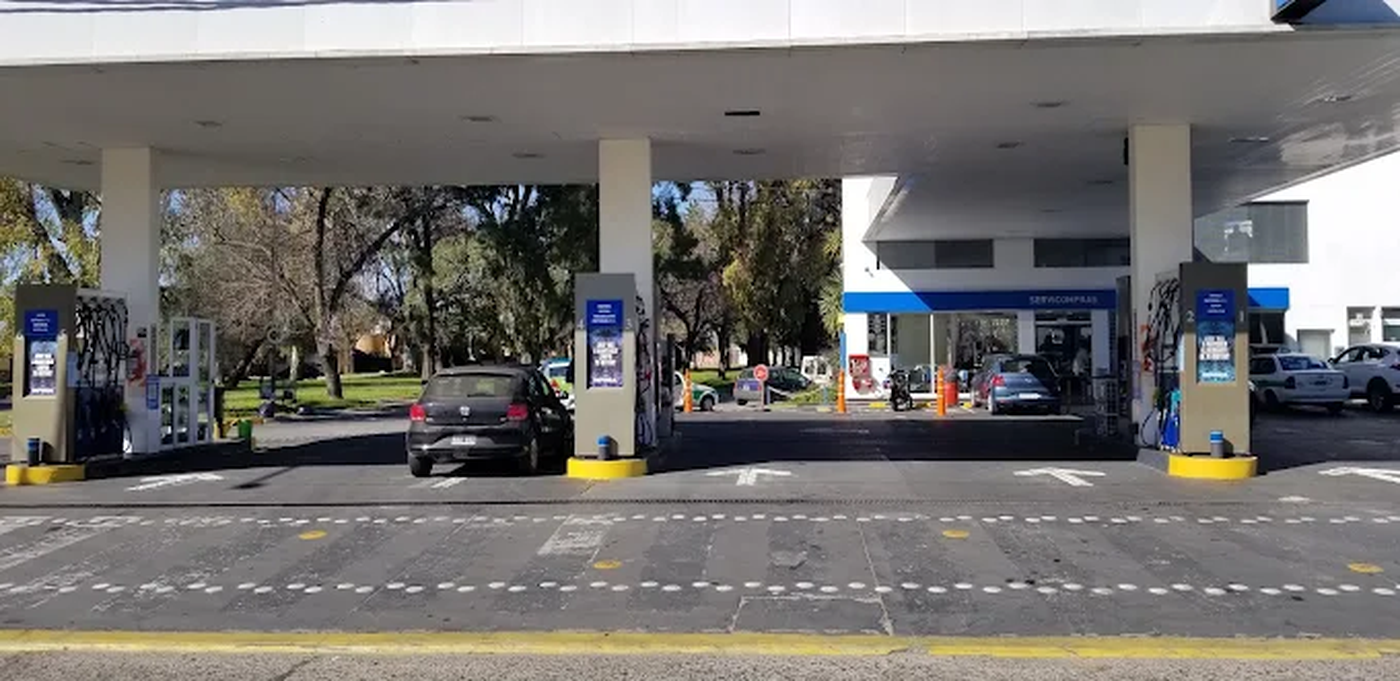 Los delincuentes ingresarona la estaci&oacute;n de servicio de La Plata y le sustrajeron la billetera y su tel&eacute;fono celular